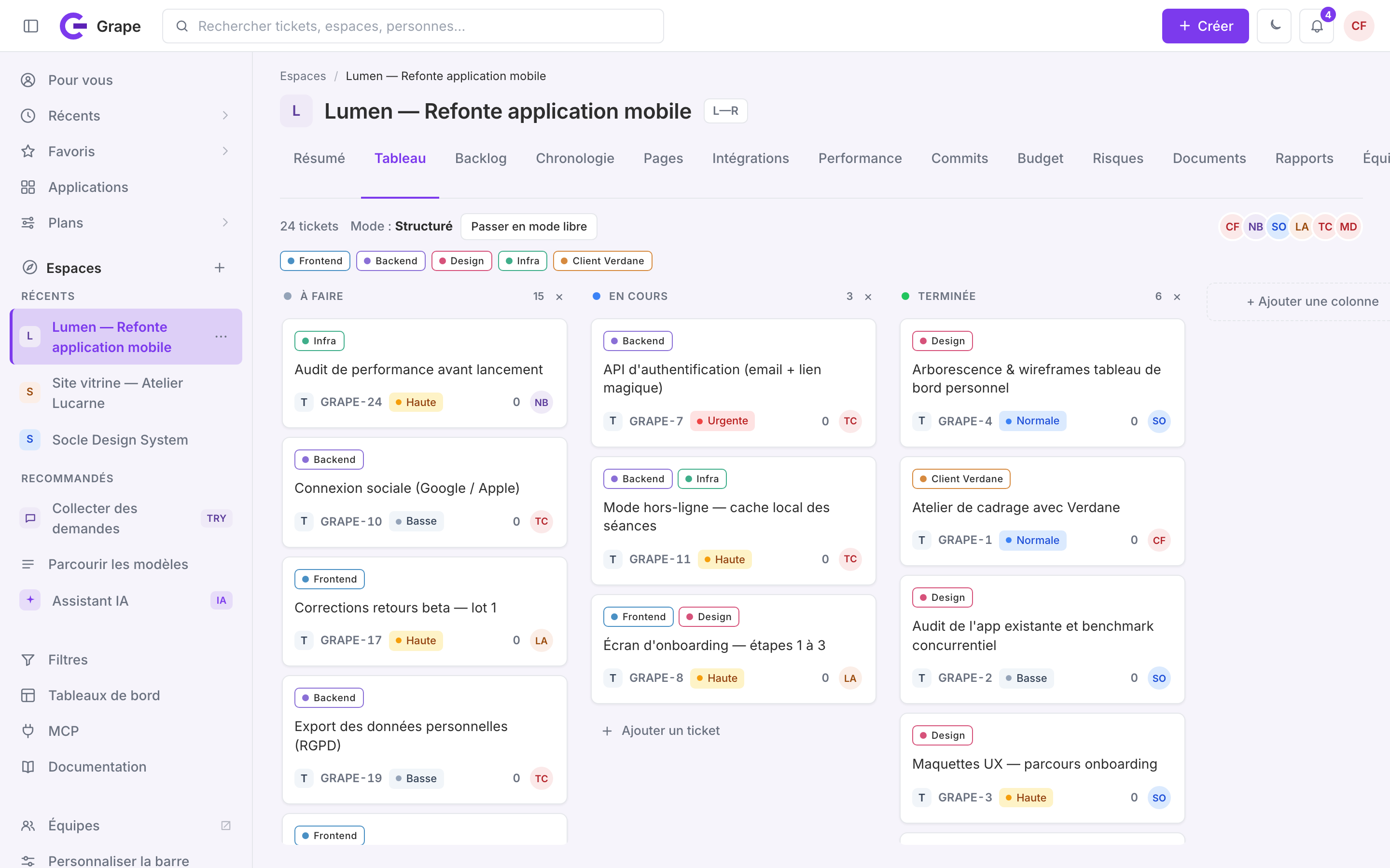 Tableau Kanban de l'espace Lumen avec trois colonnes garnies : À faire, En cours et Terminée, chaque carte affichant sa clé, son titre, ses étiquettes et son assigné.