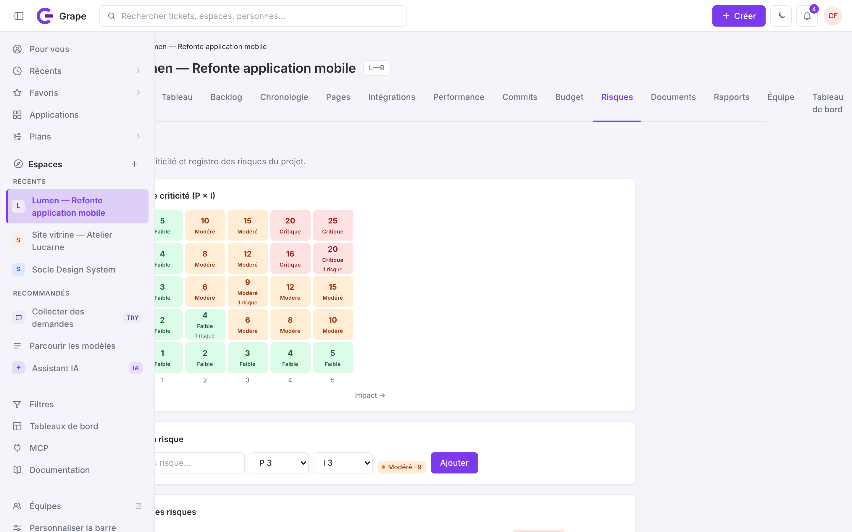 Matrice de criticité Probabilité × Impact de l'espace Lumen, 5 par 5, avec des cases teintées portant chacune un score chiffré et son niveau écrit (faible, modéré, critique).